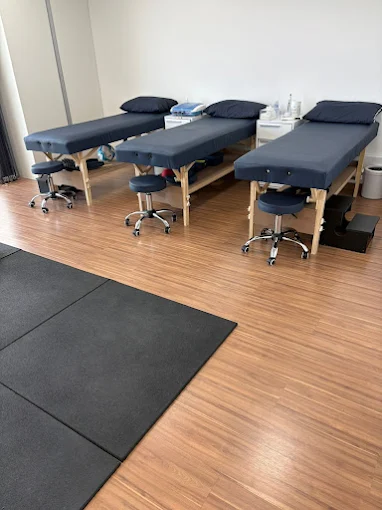 Sala de atendimento com macas de fisioterapia